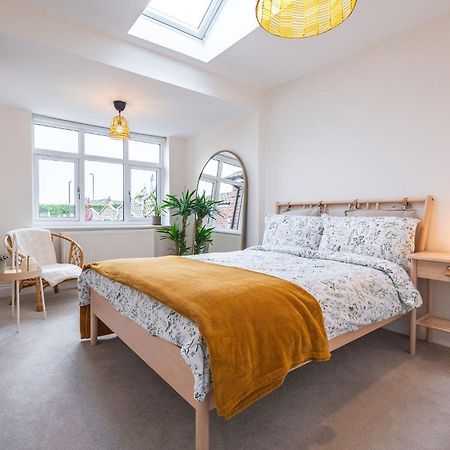 Nature Inspired Bungalow With 3 Rooms - 10 Mins From Manchester Airport Timperley Bagian luar foto