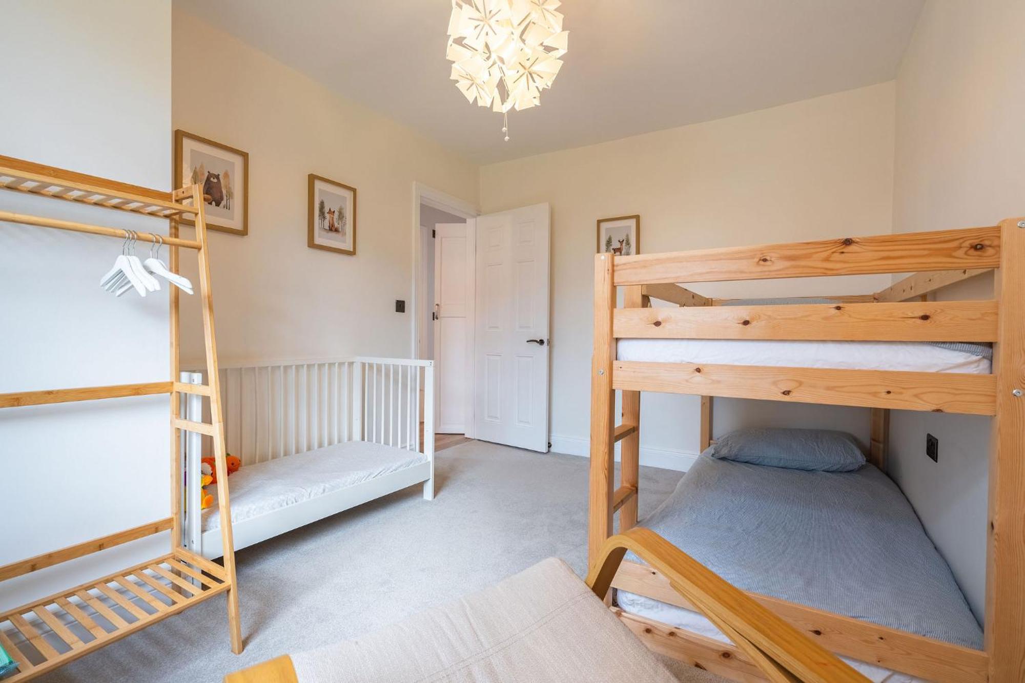 Nature Inspired Bungalow With 3 Rooms - 10 Mins From Manchester Airport Timperley Bagian luar foto