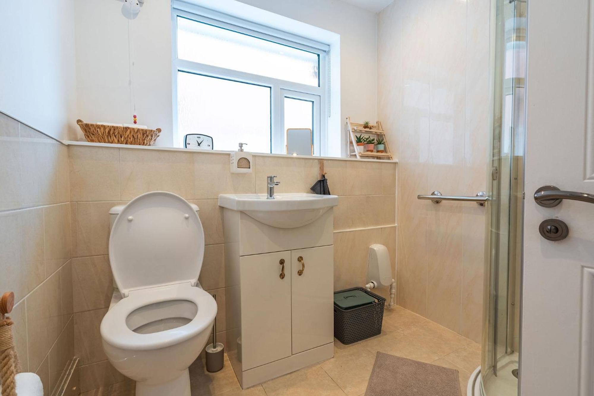 Nature Inspired Bungalow With 3 Rooms - 10 Mins From Manchester Airport Timperley Bagian luar foto