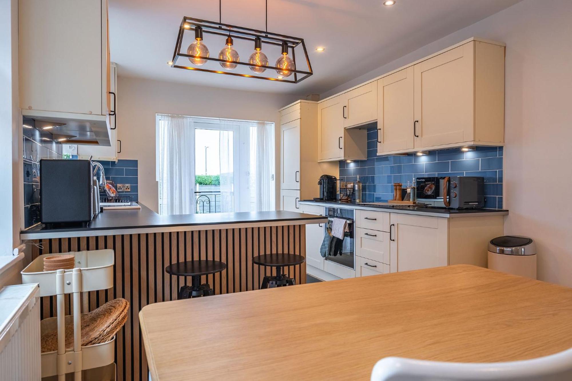 Nature Inspired Bungalow With 3 Rooms - 10 Mins From Manchester Airport Timperley Bagian luar foto