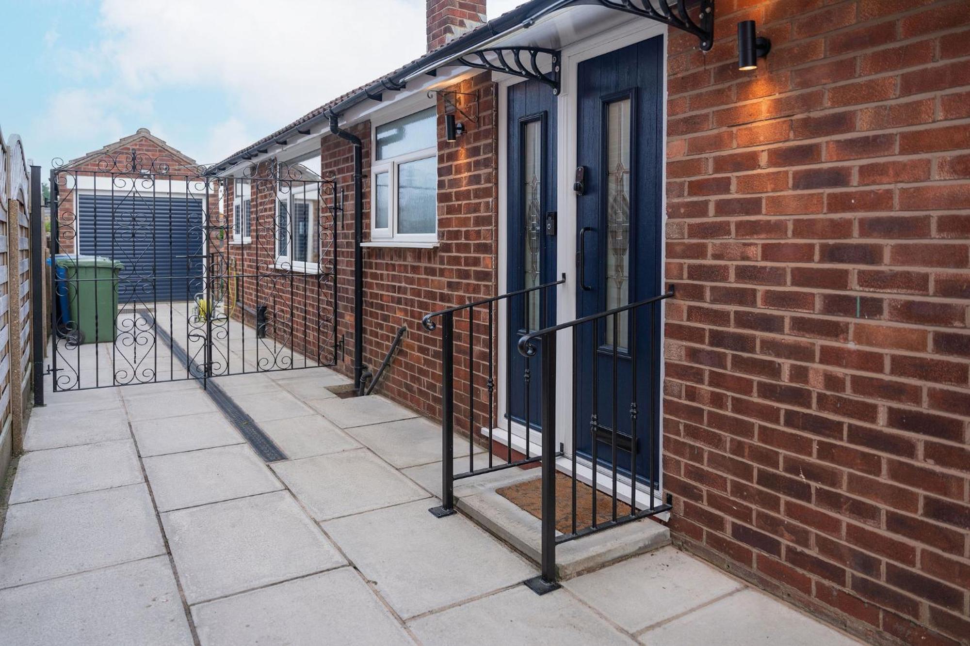 Nature Inspired Bungalow With 3 Rooms - 10 Mins From Manchester Airport Timperley Bagian luar foto
